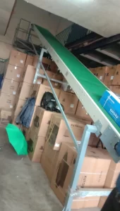 Inclined conveyor for handling boxes