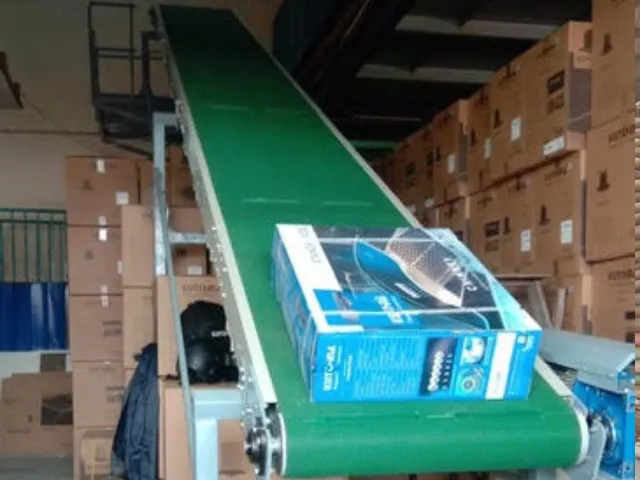 Inclined conveyors for stacking or de-stacking products